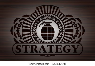 icono de granada y texto de estrategia placa realista de madera oscura. Fondo de fantasía marrón. Ilustración. 