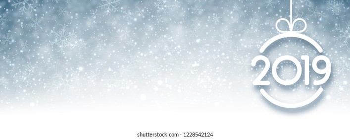 Pancarta gris de Año Nuevo 2019 con nieve y bola de Navidad abstracta. Fondo vectorial.