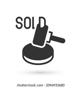 Icono de martillo de subasta gris aislado en fondo blanco. Gavel - martillo de juez o subastador. Proceso de licitación, trato hecho. Oferta de subastas.  Vector