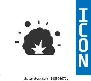 Graue Bombenexplosion mit Schrapnell und Feuerball-Symbol einzeln auf weißem Hintergrund.  Vektorgrafik