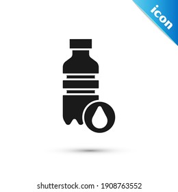 Botella gris del icono del agua aislada en fondo blanco. El cartel de bebida refrescante acuática.  Vector
