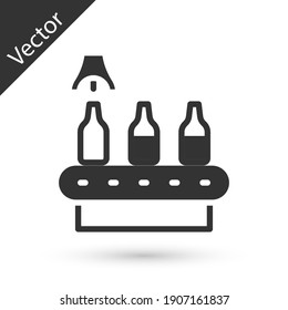 Línea de producción de cervecería gris vertiendo bebida alcohólica en botellas de vidrio icono aislado en fondo blanco. Vector.