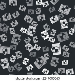 Navegador gris con icono de escudo aislado patrón sin fisuras sobre fondo negro. Seguridad, seguridad, protección, concepto de privacidad.  Ilustración vectorial
