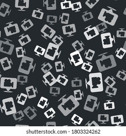 Icono de cámara gris y pin de ubicación aislado sin fisuras en el fondo negro. Vector.