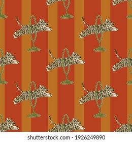 El doodle de tigres de color gris imprime un patrón sin fisuras. Fondo de rayas rojas y naranjas. Impresión de circo. Ilustración vectorial para impresiones textiles estacionales, tela, carteles, telas de fondo y papel pintado.