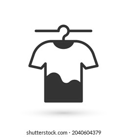 Icono de ropa de secado gris aislado en fondo blanco. Camiseta limpia. Lávese la ropa en una cuerda con espinas de tela. Cuidado de la ropa y limpieza.  Vector