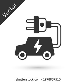 Icono de carga del enchufe del cable eléctrico y del coche eléctrico gris aislado en el fondo blanco. Tecnologías ecológicas renovables.  Vector