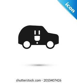 Icono de carga del enchufe del cable eléctrico y del coche eléctrico gris aislado en el fondo blanco. Tecnologías ecológicas renovables.  Vector