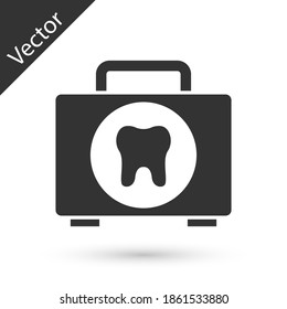 Icono del kit de primeros auxilios gris aislado en fondo blanco. Caja médica con cruz. Equipo médico de emergencia. Concepto de salud. Vector.