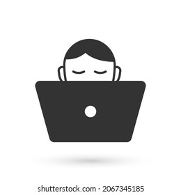 Icono gris freelancer aislado en fondo blanco. Hombre independiente trabajando en una laptop en su casa. Trabajo en línea, concepto de trabajo distante.  Vector