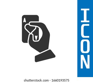 Mano gris sujetando el icono de cartas de juego aislado en fondo blanco. Diseño de juegos de casino. Ilustración vectorial