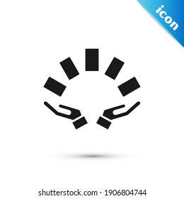 Mano gris sujetando el icono de las cartas de juego aislado en el fondo blanco. Diseño de juegos de casino.  Vector