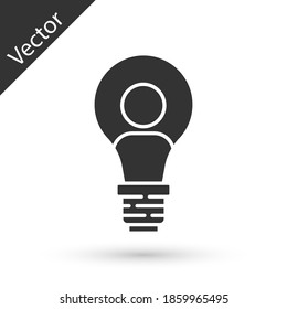 Cabeza humana gris con icono de lámpara aislado sobre fondo blanco. Vector.