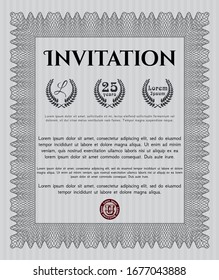Graue Einladungsvorlage. Mit linearem Hintergrund. Detaillierte Angaben. Herzliches Design. 