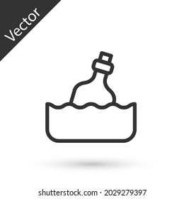 Graue Glasflasche mit einer Nachricht in Wasser Symbol einzeln auf weißem Hintergrund. Brief in der Flasche. Piratensymbol.  Vektorgrafik