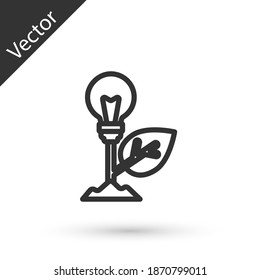 Línea gris Bombilla de luz con icono de hoja aislado en fondo blanco. Concepto de energía ecológica. Concepto de energía alternativa. Vector.