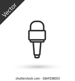 Icono de micrófono de línea gris aislado en fondo blanco. En el micrófono del micrófono del radio de aire. Firma del altavoz. Vector.