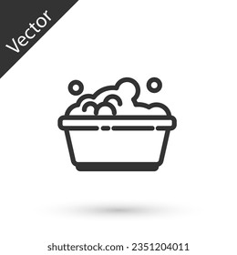 Línea gris Cuenca de plástico con icono de suds de jabón aislado en fondo blanco. Tazón con agua. Lavado de ropa, equipo de limpieza.  Ilustración vectorial