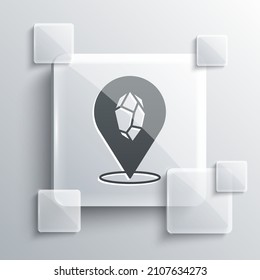 Gray Magic stone Symbol einzeln auf grauem Hintergrund. Fantasy-Kristall. Schmuckstück für Spiel. Viereckige Glasplatten. Vektorgrafik