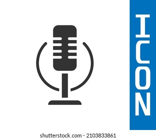 Icono de micrófono gris aislado en fondo blanco. En el micrófono del micrófono del radio de aire. Firma del altavoz.  Vector