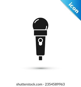 Icono de micrófono gris aislado en fondo blanco. En el micrófono del micrófono del radio de aire. Firma del altavoz.  Vector