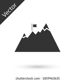 Montañas grises con bandera en el icono superior aislado en el fondo blanco. Símbolo del concepto de victoria o éxito. Logro de los objetivos. Vector.