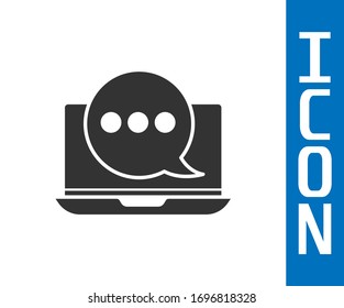 Nueva notificación de mensajes de chat gris sobre el icono del portátil aislado en fondo blanco. Smartphone chateando mensajes sms palabras burbujas de voz. Ilustración vectorial