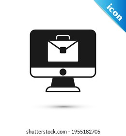Icono de trabajo en línea gris aislado en fondo blanco. Hombre independiente trabajando en una laptop en su casa. Trabajo remoto. Concepto de trabajo distante.  Vector