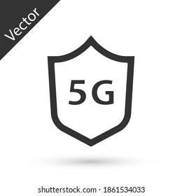 Graues Schutzschild 5G Wireless Internet WiFi Symbol einzeln auf weißem Hintergrund. Globale Netzwerk-Hochgeschwindigkeits-Datenübertragungsdatentechnologie. Vektorgrafik.