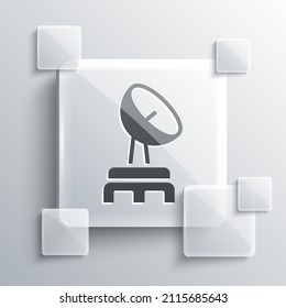 Icono de radar gris aislado en fondo gris. Sistema de búsqueda. Señal de satélite. Paneles de vidrio cuadrado. Vector