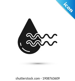 Reciclar gris limpia un icono acuático aislado en fondo blanco. Gota de agua con reciclaje de letreros.  Vector