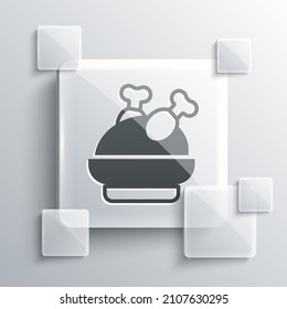 Ícono de pollo o pavo tostado gris aislado en fondo gris. Paneles de vidrio cuadrado. Vector