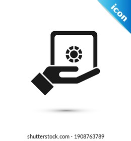 Icono de Gray Safe en la mano aislado en fondo blanco. Concepto de seguro. Seguridad, seguridad, protección, concepto de protección.  Vector