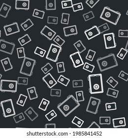 Icono de Grey Safe aislado patrón sin fisuras en el fondo negro. La puerta protege una bóveda de banco con una cerradura combinada. Protección de datos fiable.  Vector
