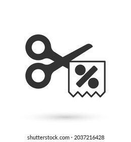Las tijeras grises recortan el icono del cupón de descuento aislado en fondo blanco. El concepto de vender en un supermercado en línea a precios bajos o a la mitad del costo.  Vector