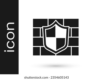 Escudo gris con icono de pared de ladrillo de ciberseguridad aislado en fondo blanco. Símbolo de protección de datos. Cortafuegos. Protección de red.  Vector