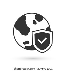 Escudo gris con icono mundial aislado en fondo blanco. Concepto de seguro. Seguridad, seguridad, protección, concepto de privacidad.  Vector