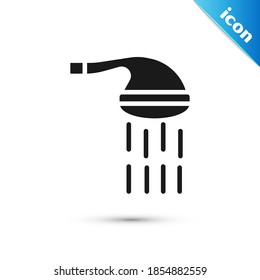 Cabeza de ducha gris con chorros de agua que fluyen icono aislado en fondo blanco.  Vector