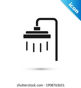 Cabeza de ducha gris con chorros de agua que fluyen icono aislado en fondo blanco.  Vector