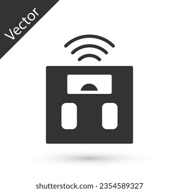 Icono de báscula gris Smart aislado en fondo blanco. Equipamiento para medir el peso. Internet de cosas con conexión inalámbrica.  Vector