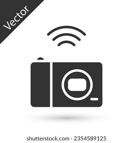 Icono del sistema de cámara fotográfica Gray Smart aislado en fondo blanco. Internet de cosas con conexión inalámbrica.  Vector