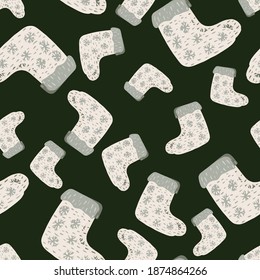 Graue und weiße, nahtlose Winterschuhe Muster. Stiefel drucken auf dunklem Hintergrund. Stockillustration. Vektordesign für Textilien, Gewebe, Geschenkpapier, Wallpaper.