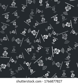 Icono de antena inalámbrica gris aislado patrón transparente en fondo negro. Tecnología y antena de radio de señal de red. Vector