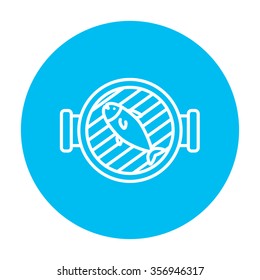 Pescado a la parrilla en el icono de la línea de parrilla para web, móvil e infografía. Icono de blanco vector en el círculo azul claro aislado en fondo blanco.