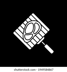 Icono de glifo en modo oscuro de carne asada. Cocine el filete para la barbacoa. Filete asado. Cocina barbacoa. Filete en parrilla de barbacoa. Símbolo de silueta blanca en el espacio negro. Ilustración aislada del vector