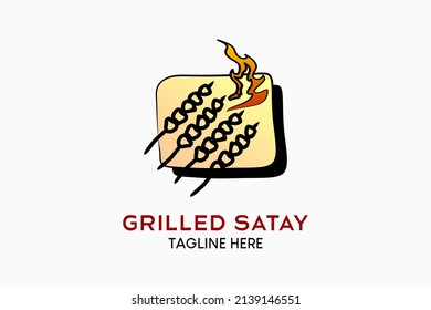 Grilltes satay Logo-Design mit handgezeichnet kreativem Konzept. Satay Symbol mit Feuersymbol in einer Kiste. Logo-Illustration für gegrilltes Fleisch