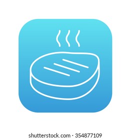 Grilltes Steak Line Symbol für Web-, Mobil- und Infografiken. Vektorweißes Symbol auf dem blauen Farbverlauf-Quadrat mit abgerundeten Ecken einzeln auf weißem Hintergrund.