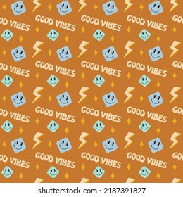 Groovy Good Vibes Muster. Nahtlose trendige Retro-70er Jahre-Hintergrund mit lächelnden Gesichtern und Text. Vektorfarbige Illustration. Wiederholen Sie das Muster der Vintage-Trauben.