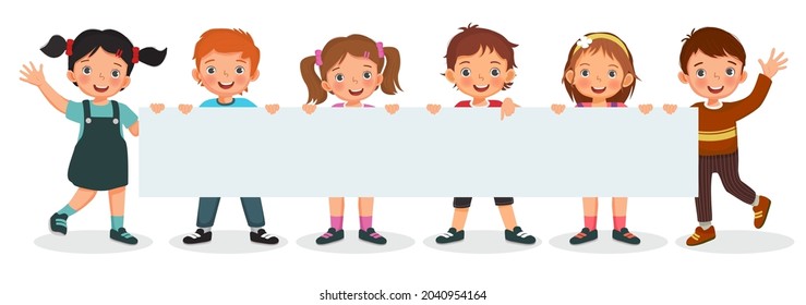  Niños felices sosteniendo una larga hoja en blanco de papel o afiche mientras agitan las manos y apuntan al cartel. Vector de niños y niñas que muestran carteles con plantillas de espacio vacías para texto, banner, anuncios.