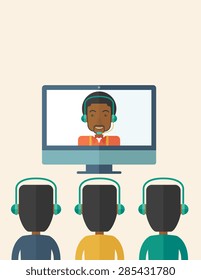 Um grupo de funcionários com um cara negro no computador usando fones de ouvido tendo uma conferência de negócios on-line e reunião de comunicação brainstorm. Conceito de liderança. Um estilo contemporâneo com pastel